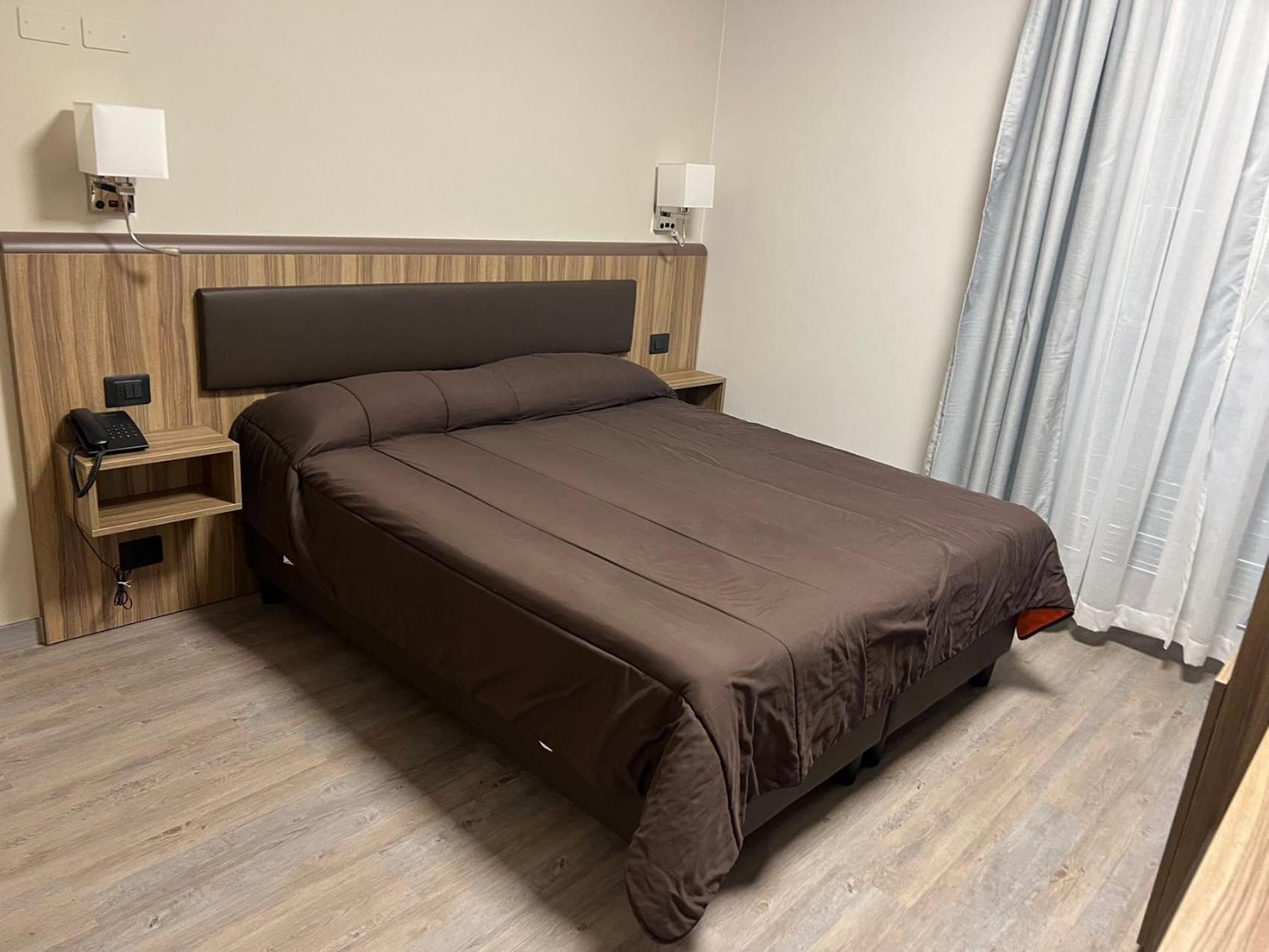 Esperia Hotel 3*