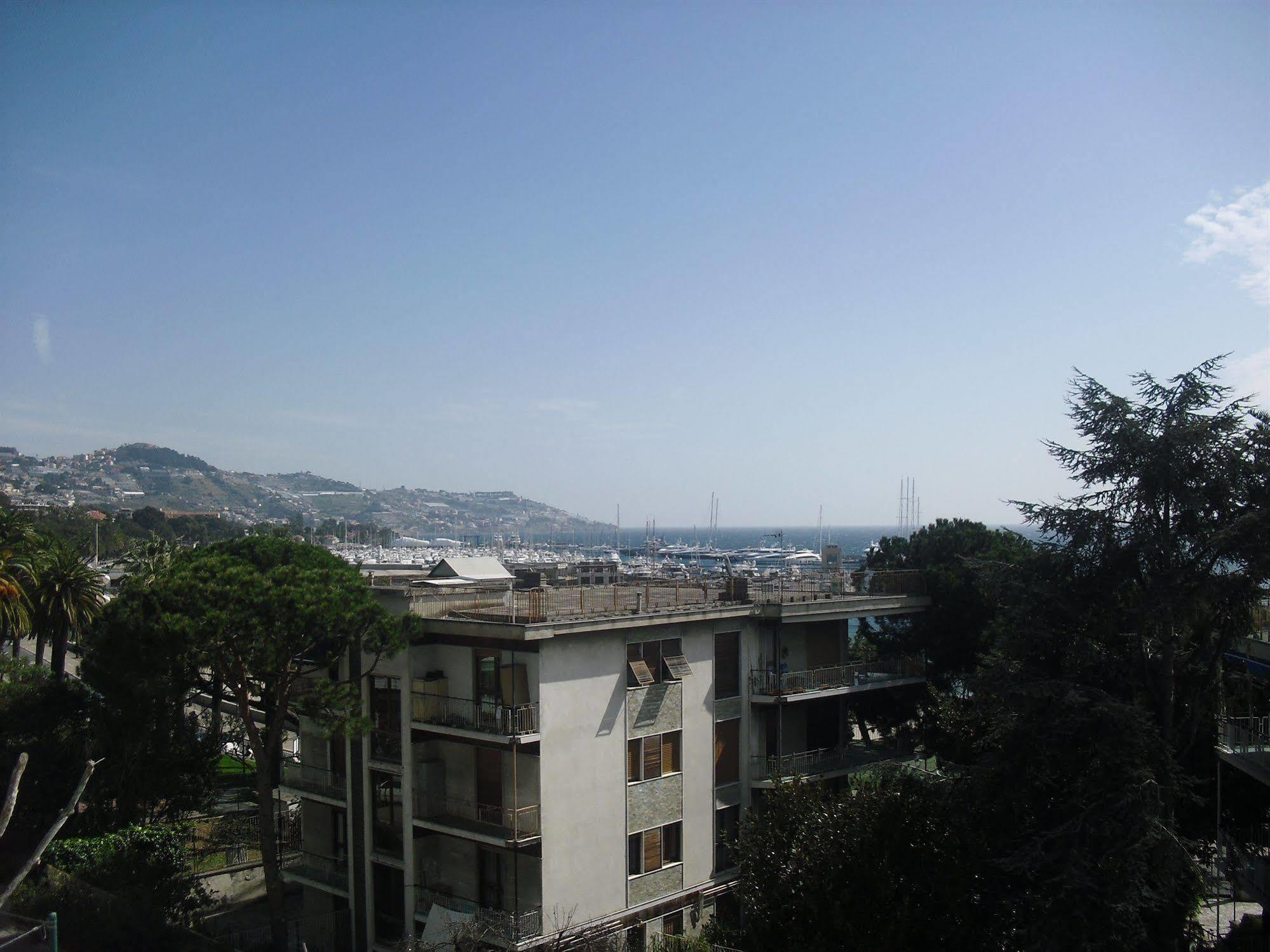 Esperia Hotel 3*